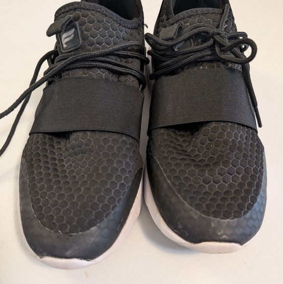 Fabletics Zuma Sneakers - Picture 2 of 7